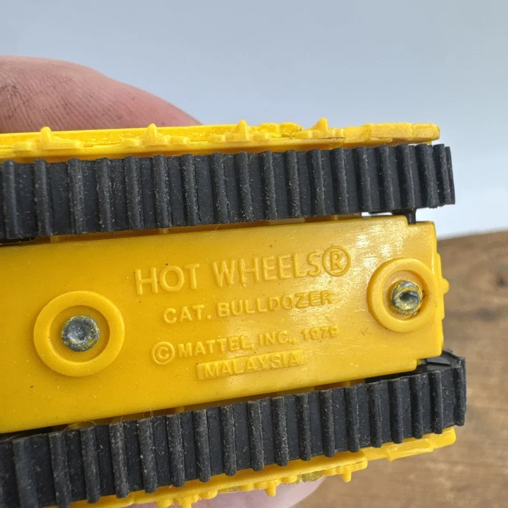 Hot Wheels Yellow Caterpillar Bulldozer Rubber Tracks 1/64 Diecast Mattel 1979‎